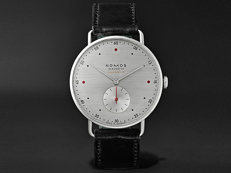 موقع MR PORTER يطرح ساعات NOMOS GLASHÜTTE الألمانية الراقية